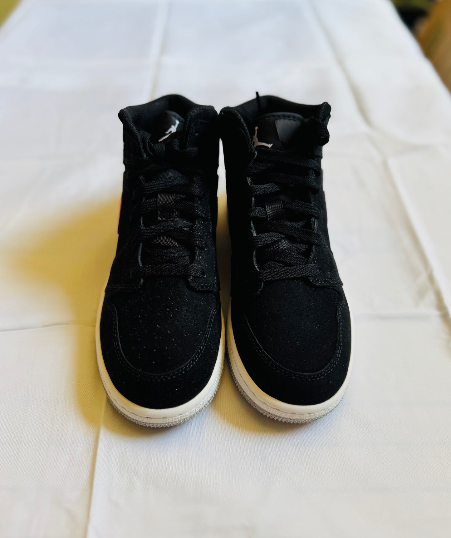 Jordan 1 Mid Juniors blk/university red