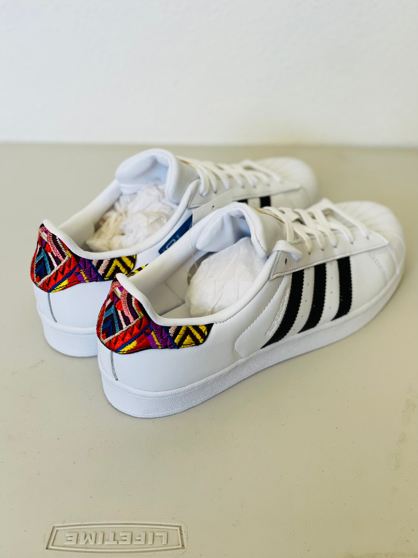Superstar W embroidered heel