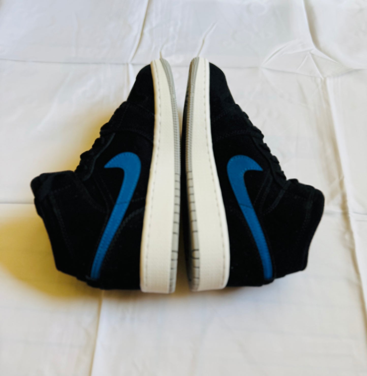 Jordan 1 Mid Juniors blk/university red
