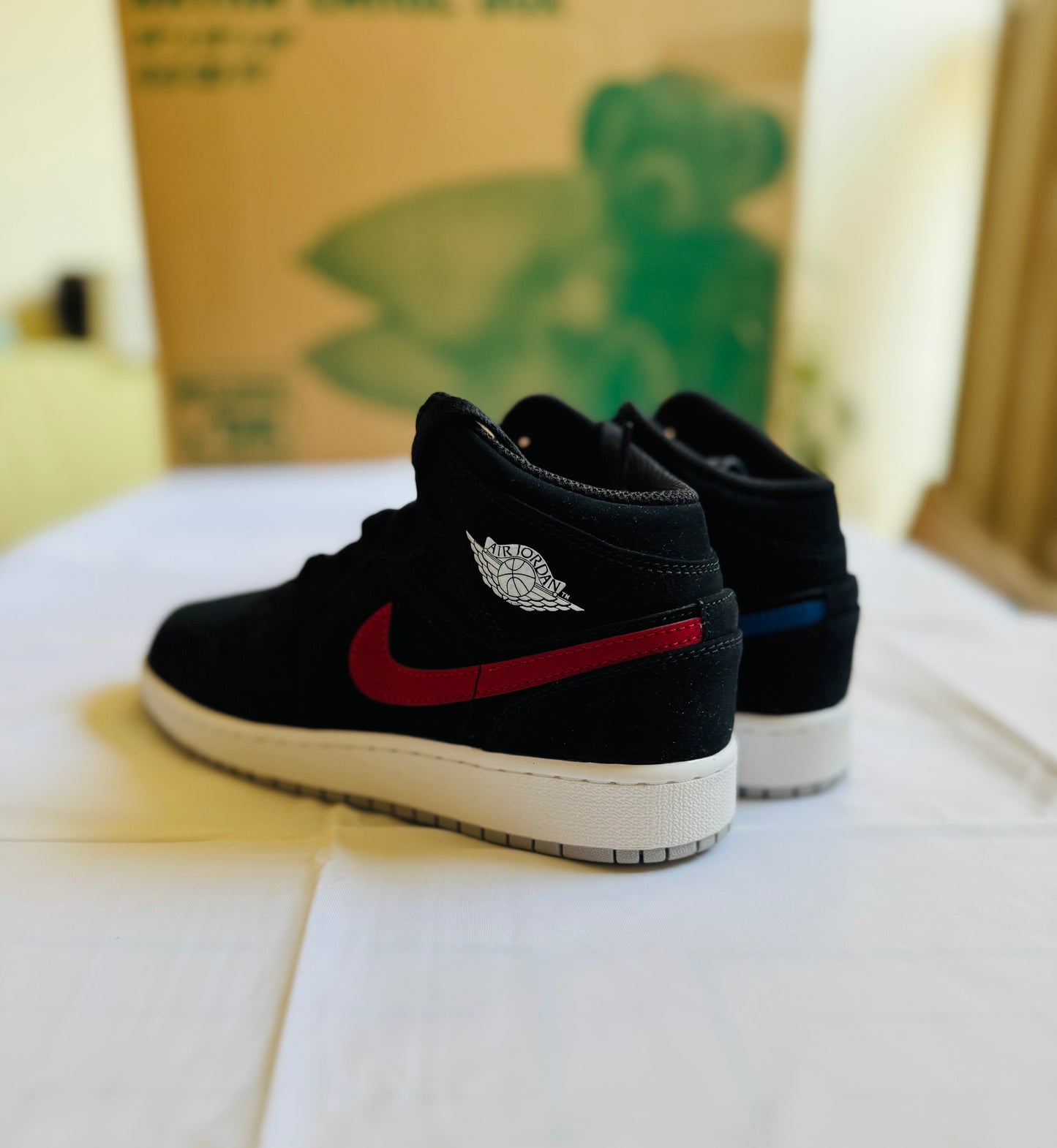 Jordan 1 Mid Juniors blk/university red