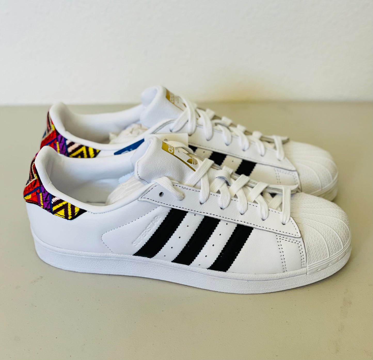 Superstar W embroidered heel