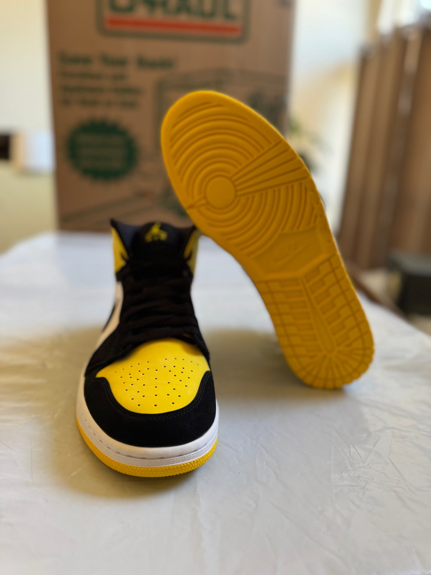 Jordan 1 Mid SE Black/Black-Tour Yellow-White
