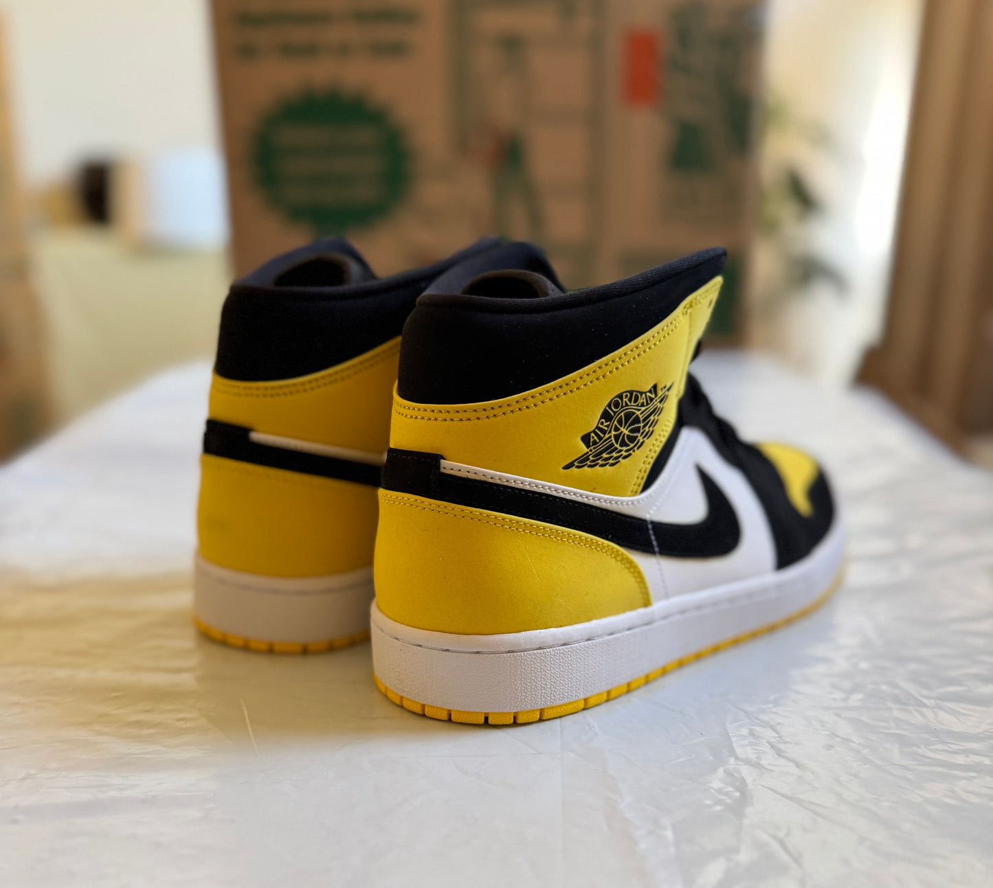 Jordan 1 Mid SE Black/Black-Tour Yellow-White
