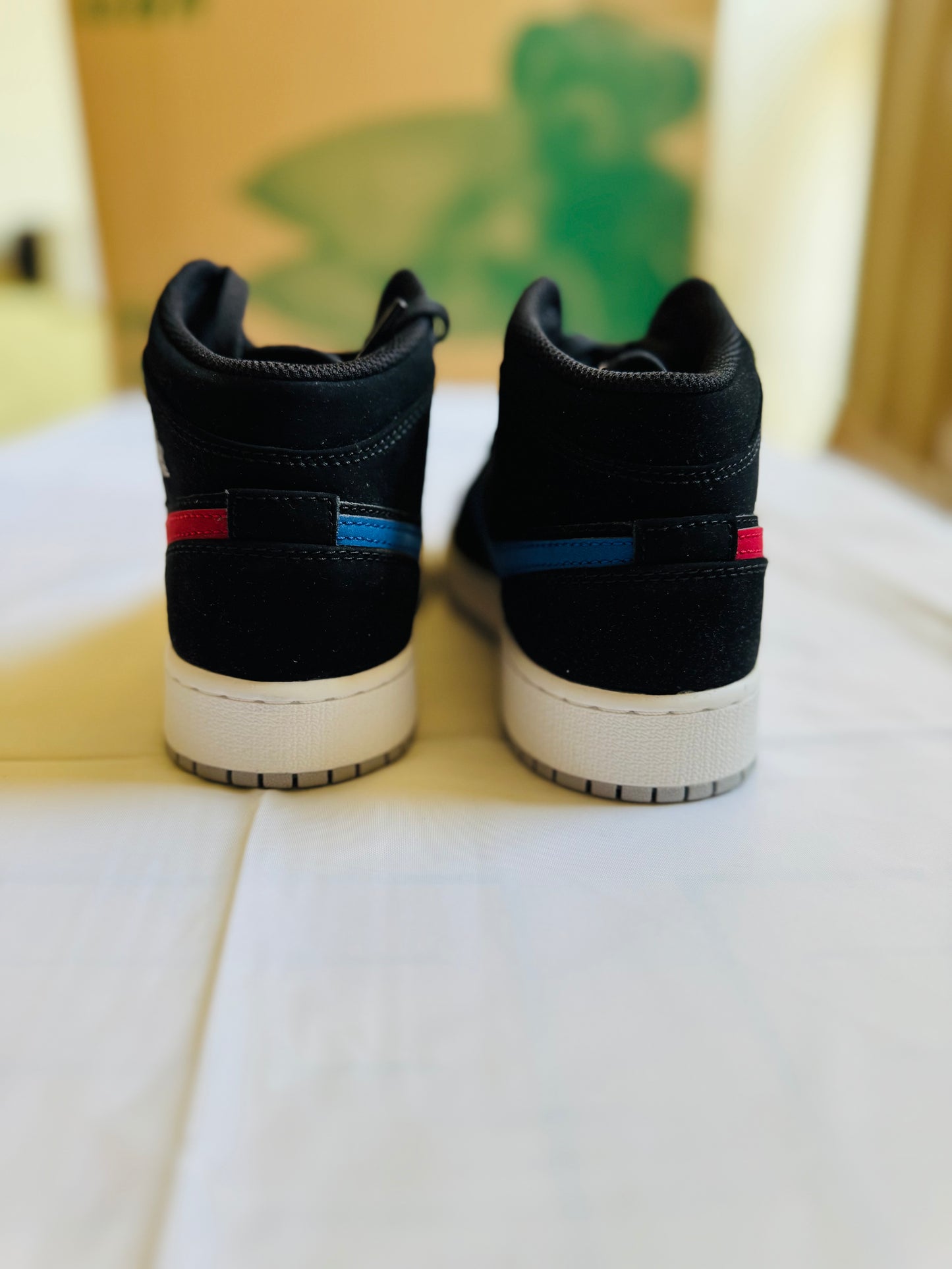 Jordan 1 Mid Juniors blk/university red