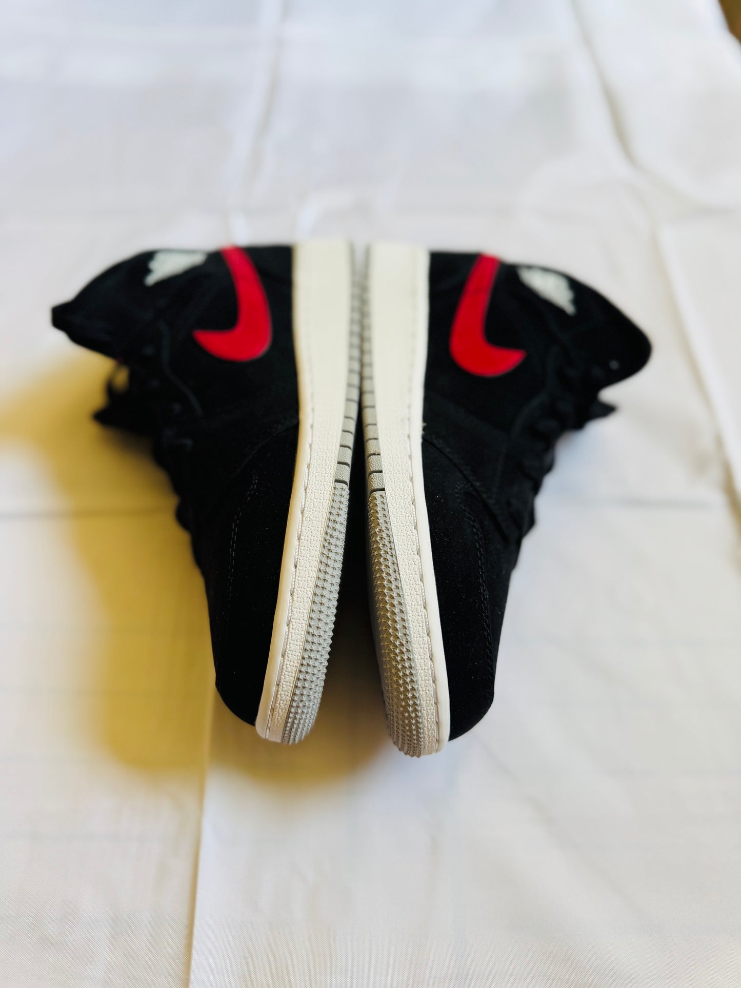 Jordan 1 Mid Juniors blk/university red
