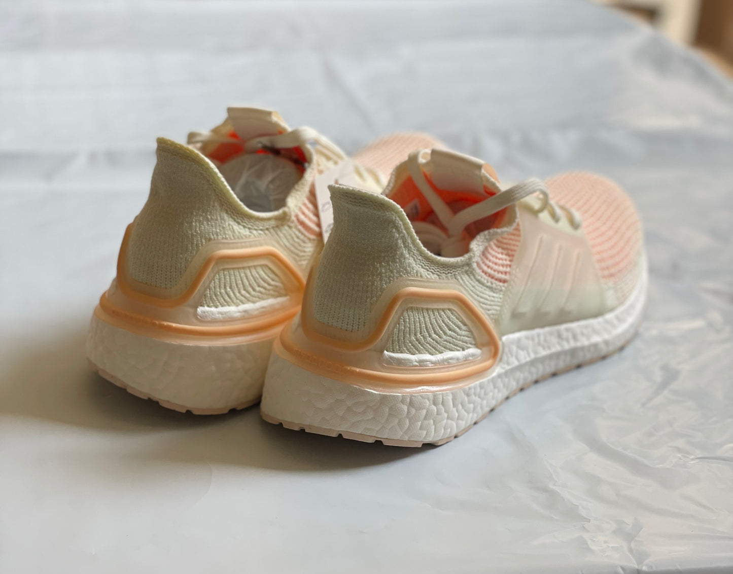 UltraBoost 19 w wht/peach