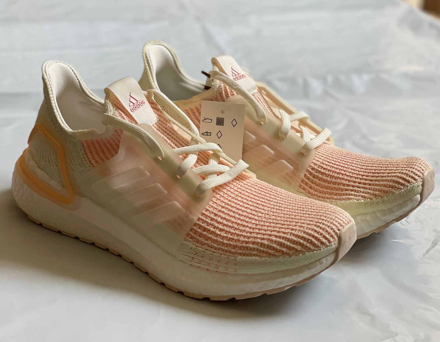 UltraBoost 19 w wht/peach