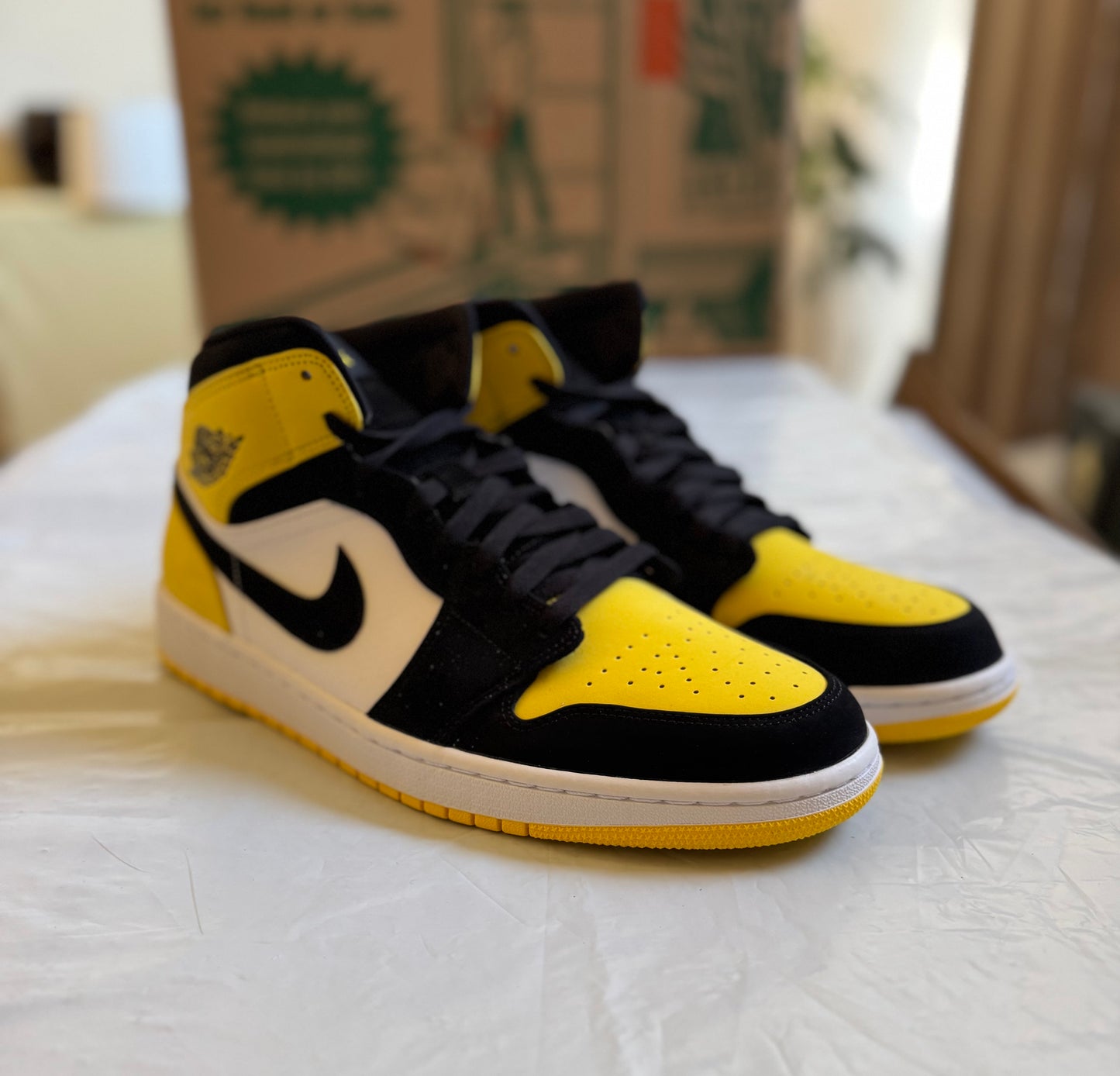 Jordan 1 Mid SE Black/Black-Tour Yellow-White