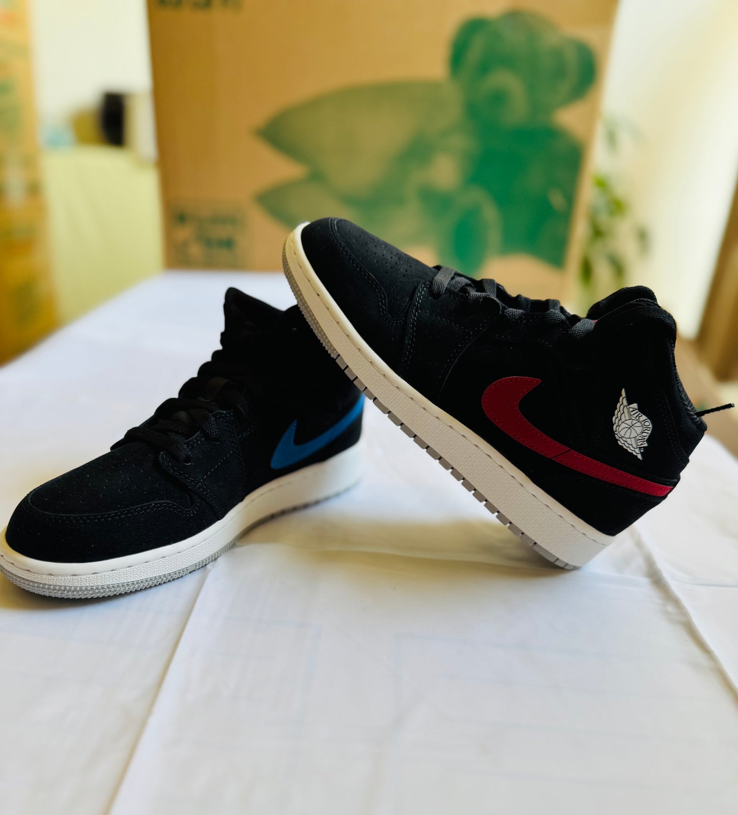 Jordan 1 Mid Juniors blk/university red