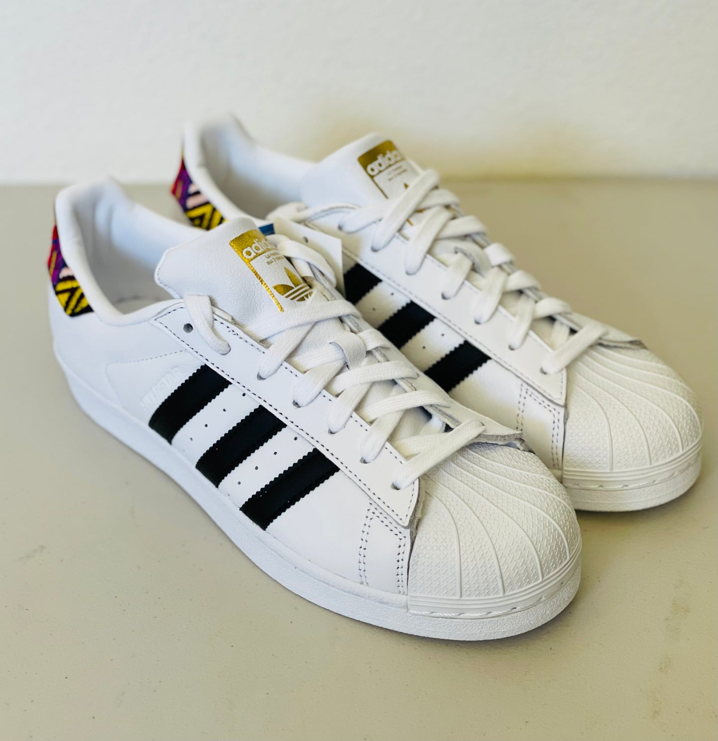 Superstar W embroidered heel