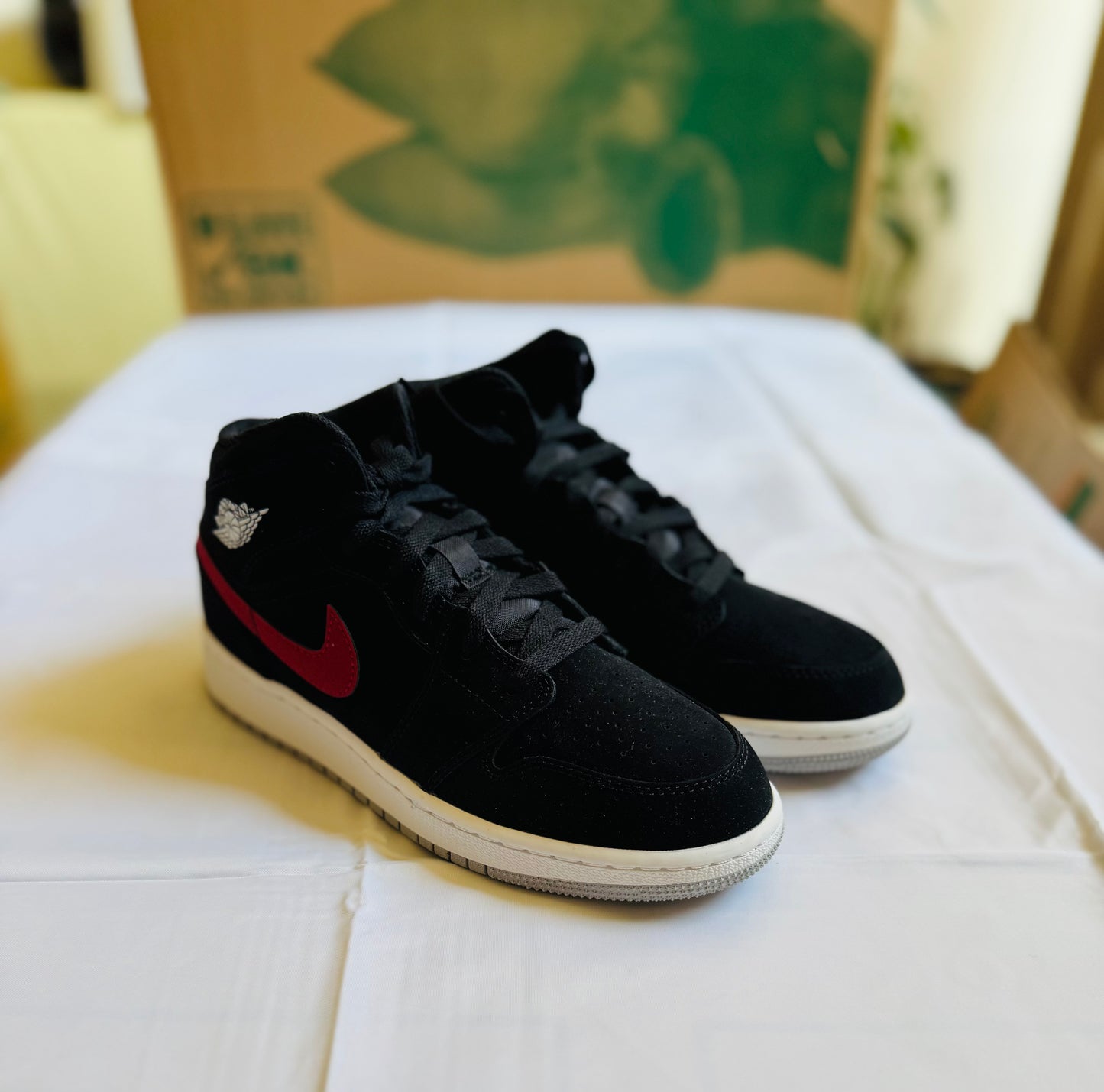 Jordan 1 Mid Juniors blk/university red