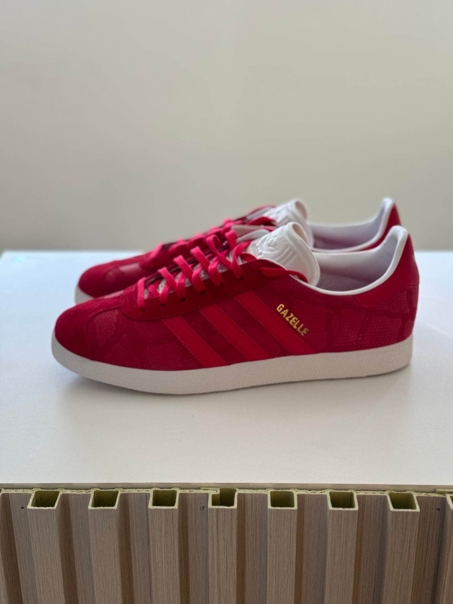 Gazelle W bold red 10 only